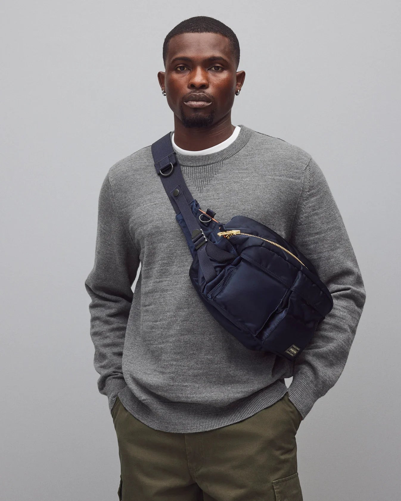 SS25_RC-7504_NAVY_BAGS_on_1.